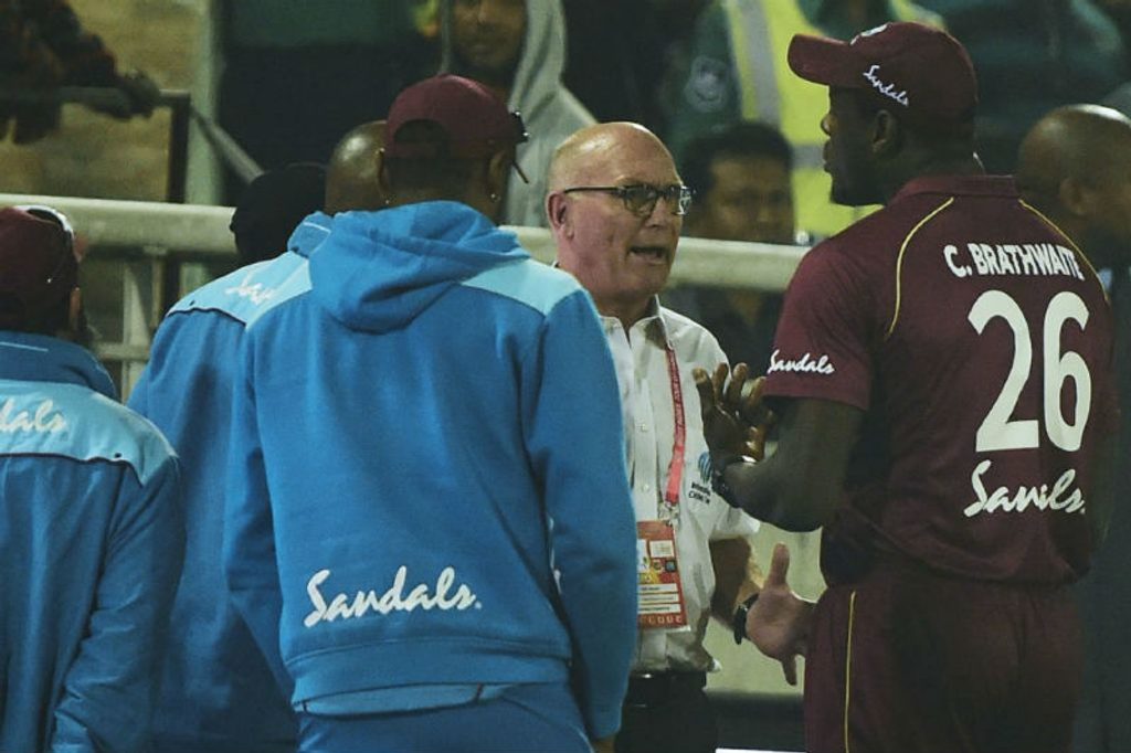 The controversy caused by the wrong decisions resulted in an eight-minute halt in play
