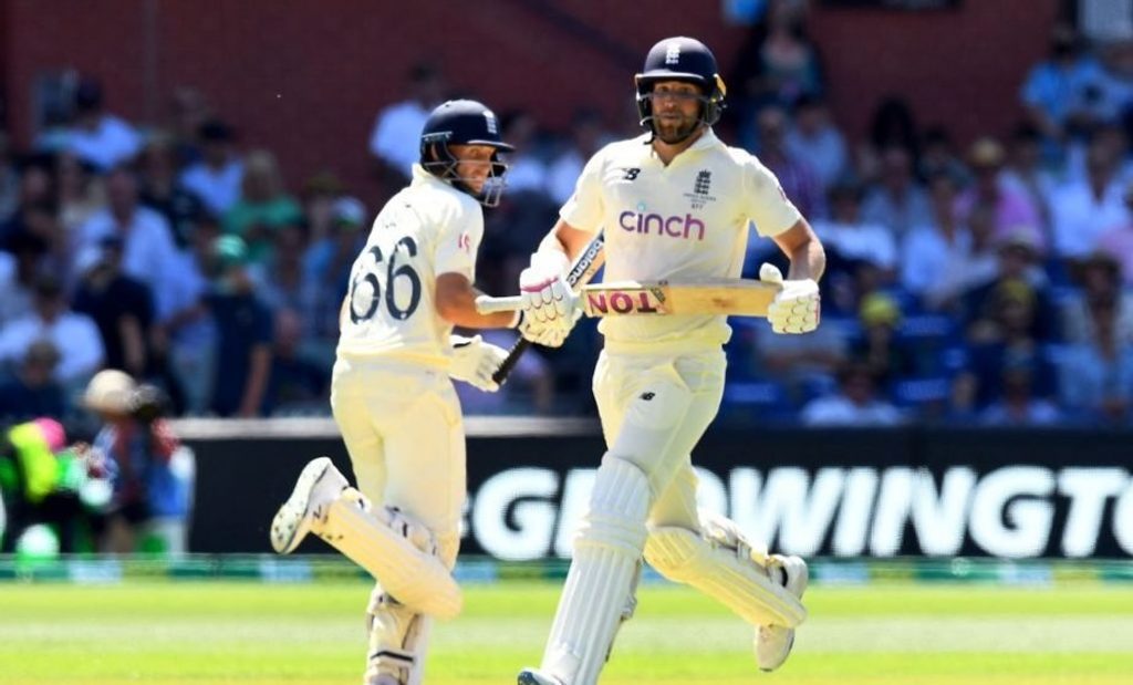 Joe Root and Dawid Malan, head and shoulders above England’s rest
