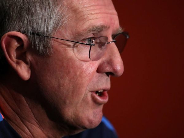 bayliss-turn-down-stump-microphones.Click to read full article.