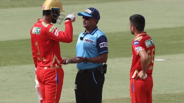 kl-rahul-protests-not-out-drs-decision-with-on-field-umpire-after-visible-ultraedge-squiggle.Click to read full article.