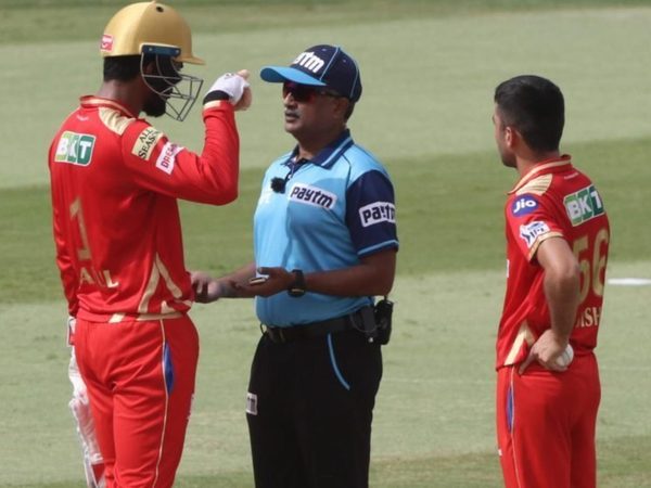 kl-rahul-protests-not-out-drs-decision-with-on-field-umpire-after-visible-ultraedge-squiggle.Click to read full article.