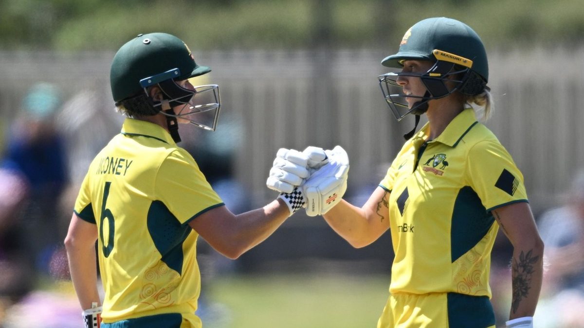 Australia beat England in the third Ashes ODI