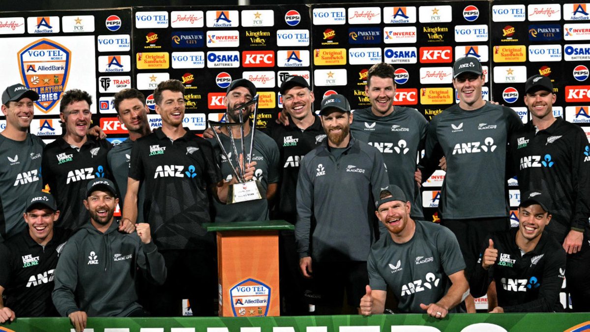 New Zealand's players pose with the trophy after winning the Tri-Nation series final one-day international (ODI) cricket match between Pakistan and New Zealand at the National Stadium in Karachi on February 14, 2025