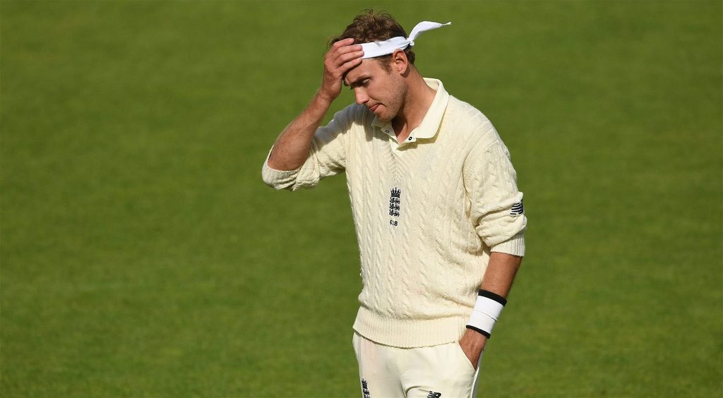 Stuart Broad becomes embroiled in row with journalist on Twitter