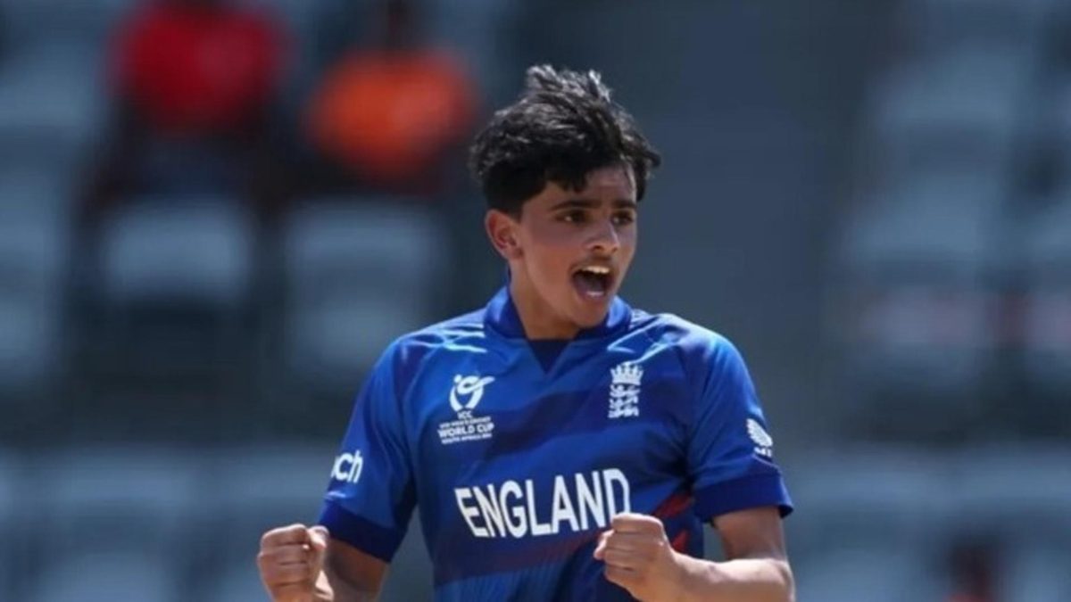Farhan Ahmed, brother of Rehan, makes County Championship debut
