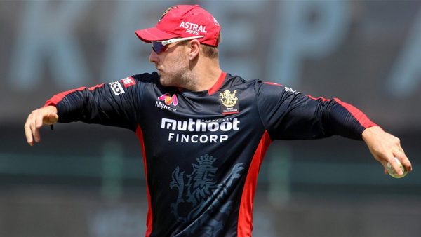 aaron-finch-caught-on-air-vaping-during-rcb-chase-ipl.Click to read full article.