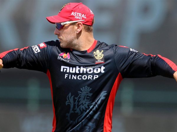 aaron-finch-caught-on-air-vaping-during-rcb-chase-ipl.Click to read full article.