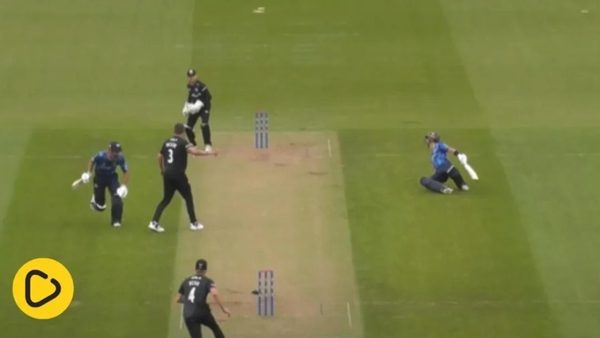 watch-surrey-somehow-miss-run-out-with-batters-stranded-and-ball-in-keepers-gloves.Click to read full article.