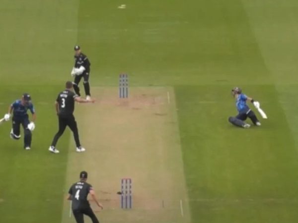 watch-surrey-somehow-miss-run-out-with-batters-stranded-and-ball-in-keepers-gloves.Click to read full article.