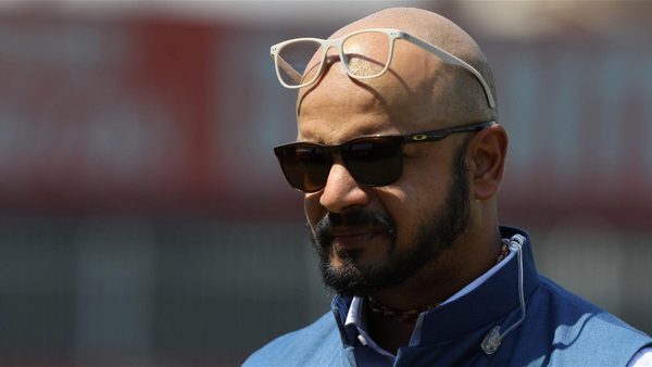 murali-kartik-becomes-embroiled-in-twitter-row-after-commentary-criticism.Click to read full article.