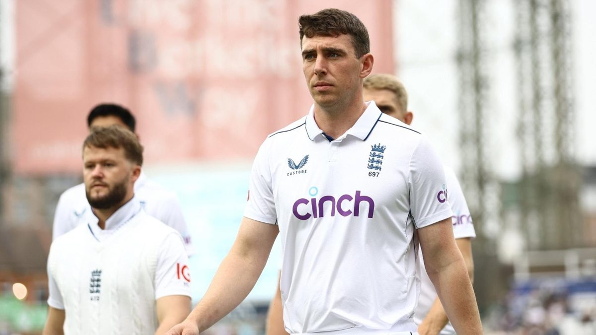 Dan Lawrence walks out on day one of the ENG v SL Oval Test