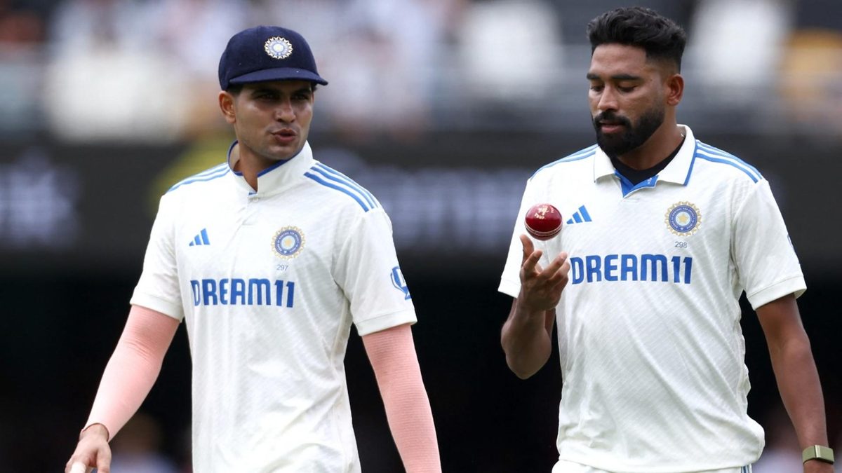 Mohammed Siraj and Shubman Gill during a Test match