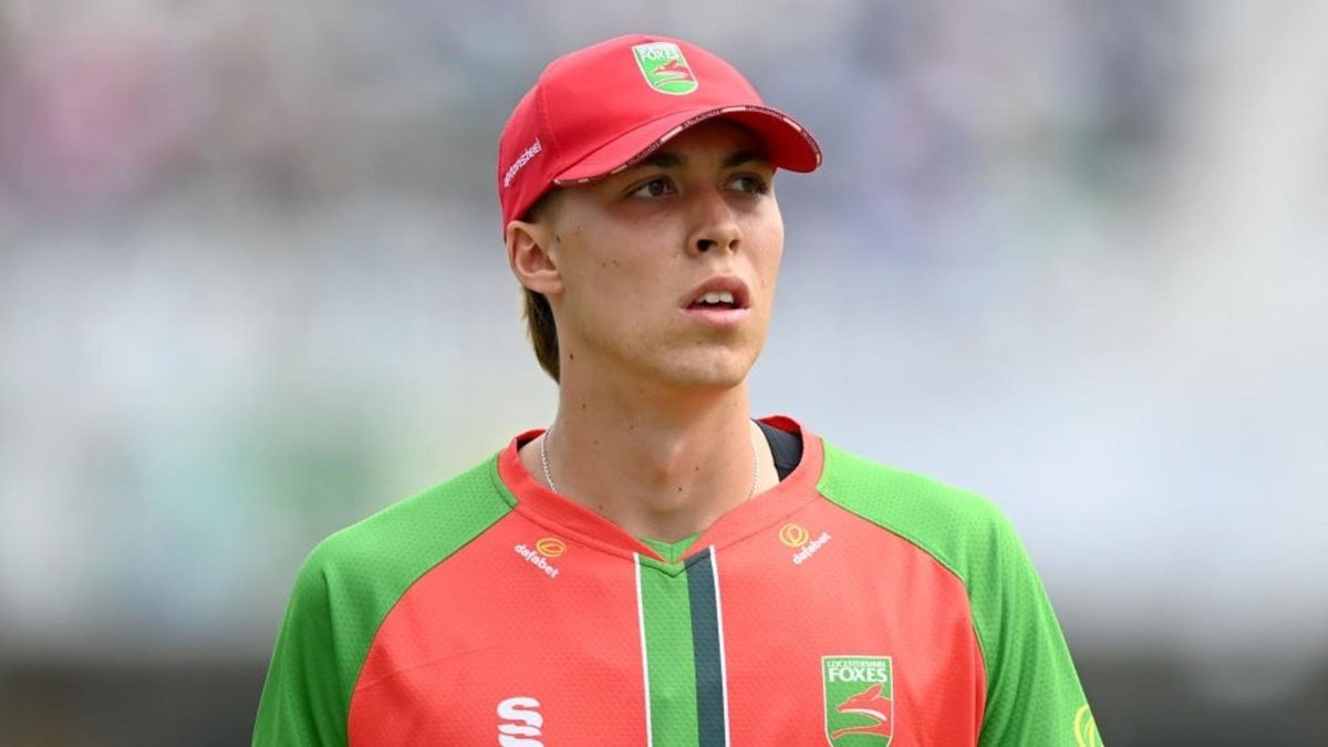England have called up Leicestershire pacer Josh Hull to their Test squad, following a series-ending injury to pacer Mark Wood.