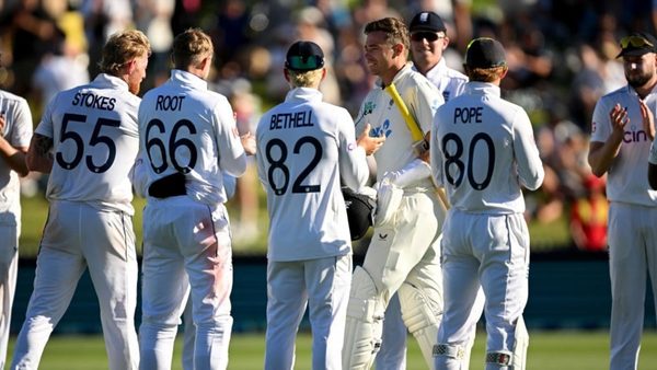 england-line-up-for-tim-southee-guard-of-honour-in-seamers-final-test.Click to read full article.