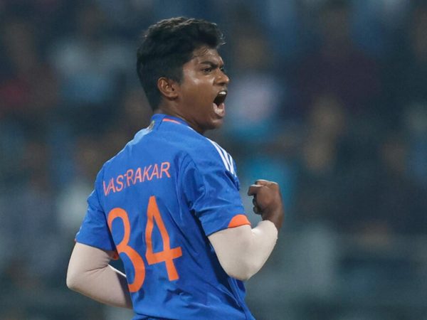 pooja-vastrakar-apologises-for-now-deleted-post-mocking-politicians.Click to read full article.