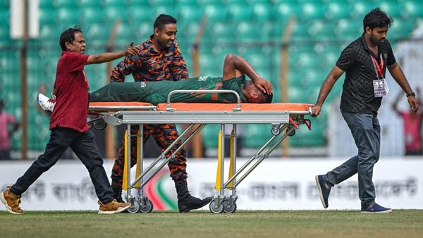 cramp-crashes-three-bangladesh-fielders-injured-sri-lanka-umpire-ill-extreme-heat.Click to read full article.