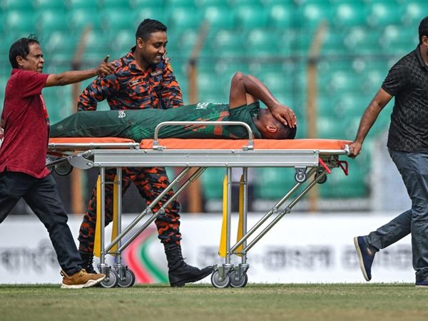 cramp-crashes-three-bangladesh-fielders-injured-sri-lanka-umpire-ill-extreme-heat.Click to read full article.