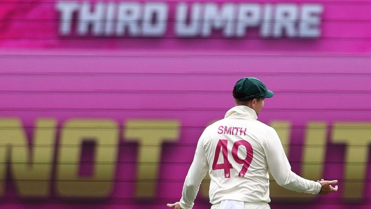 Smith hand under the ball