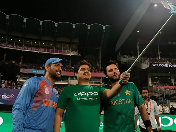 pakistan-player-photographs-eden-gardens.Click to read full article.