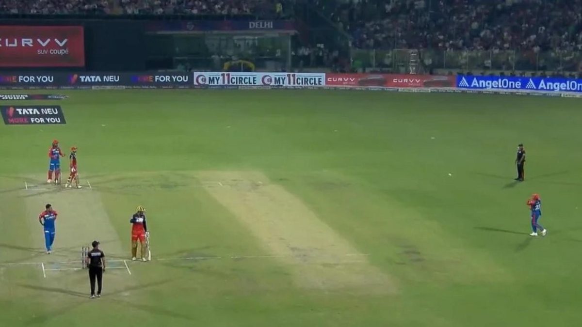 kohli obstructing the field during RCB vs DC match