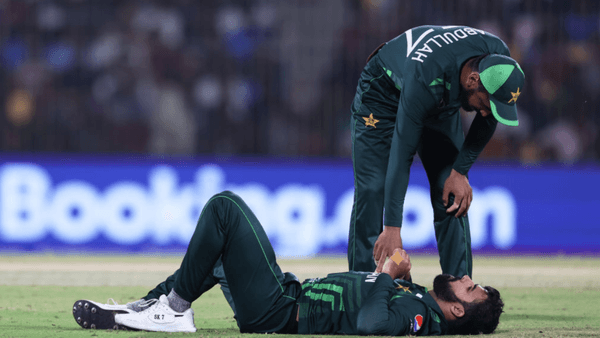 shadab-khan-leaves-field-with-injury-three-balls-into-south-africa-chase.Click to read full article.