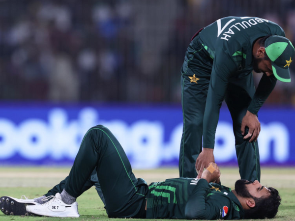 shadab-khan-leaves-field-with-injury-three-balls-into-south-africa-chase.Click to read full article.