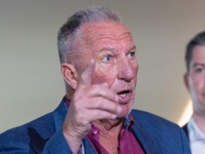 ian-botham-ashes-will-end-5-0-to-australia-if-england-dont-change-their-tactics.Click to read full article.