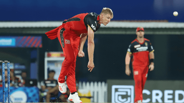 jamieson-deflects-kohlis-cheeky-attempt-at-getting-red-ball-practice.Click to read full article.