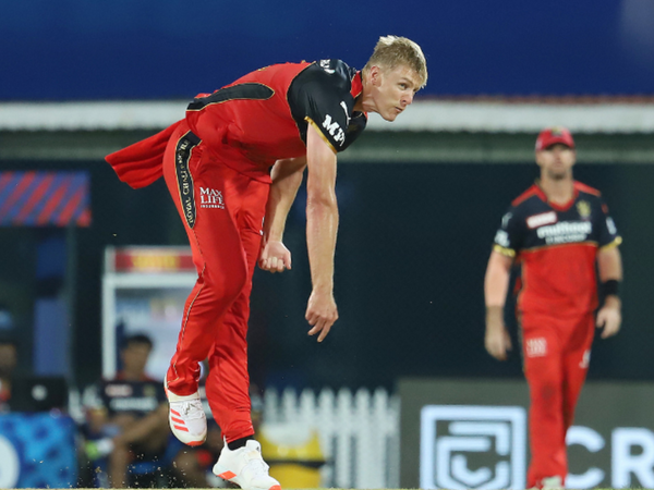 jamieson-deflects-kohlis-cheeky-attempt-at-getting-red-ball-practice.Click to read full article.