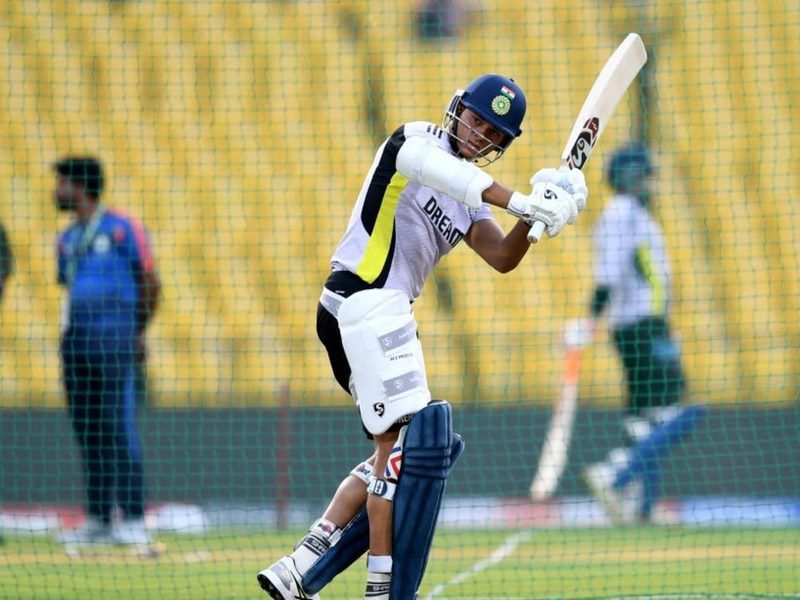 ind-vs-eng-first-odi-virat-kohli-injured-india-name-two-debutants.Click to read full article.