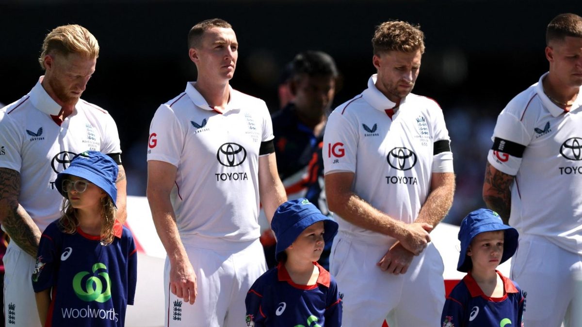 England players bow their heads during tribute to Robin Smith ahead of the second Ashes Test