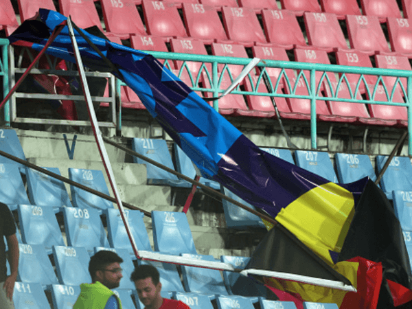 spectators-flee-aus-v-sl-game-delayed-after-stadium-banner-collapses-due-to-strong-winds.Click to read full article.