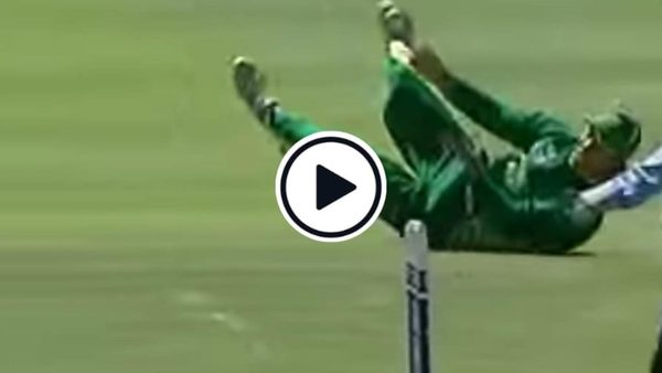 watch-blinded-while-rolling-over-ab-de-villiers-hits-the-bulls-eye-to-run-simon-katich-out.Click to read full article.