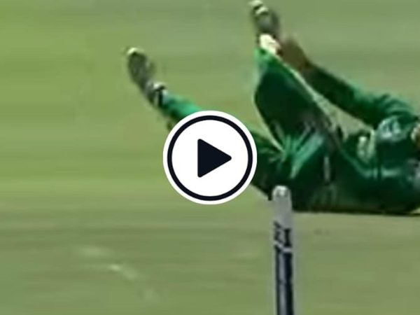 watch-blinded-while-rolling-over-ab-de-villiers-hits-the-bulls-eye-to-run-simon-katich-out.Click to read full article.