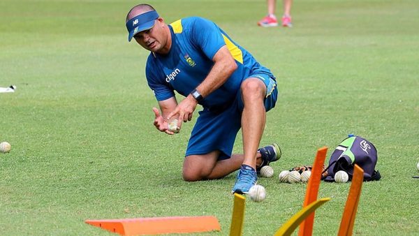 langeveldt-vettori-bangladesh-coaching.Click to read full article.