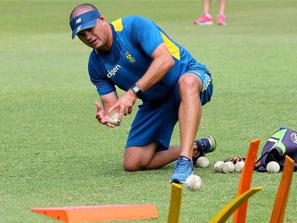 langeveldt-vettori-bangladesh-coaching.Click to read full article.