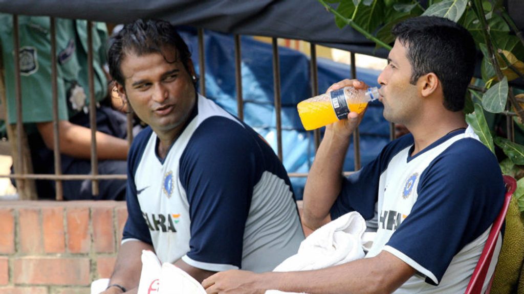 Powar (L) wants to inculcate a 'winning habit' in the team
