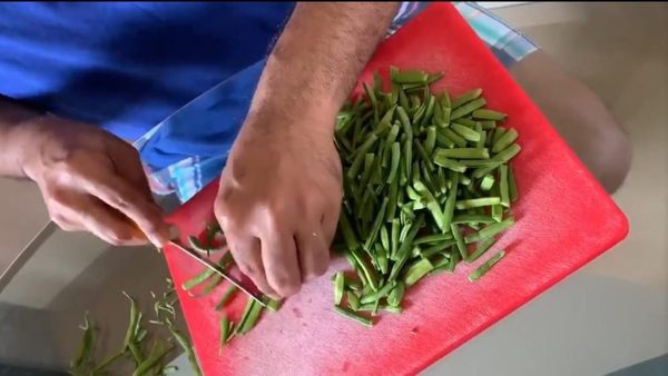 sanjay-manjrekar-offers-tips-on-cutting-vegetables-into-bits-n-pieces.Click to read full article.