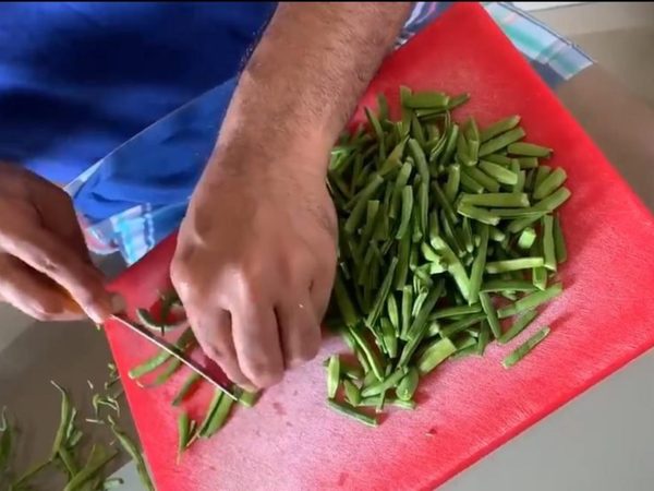 sanjay-manjrekar-offers-tips-on-cutting-vegetables-into-bits-n-pieces.Click to read full article.