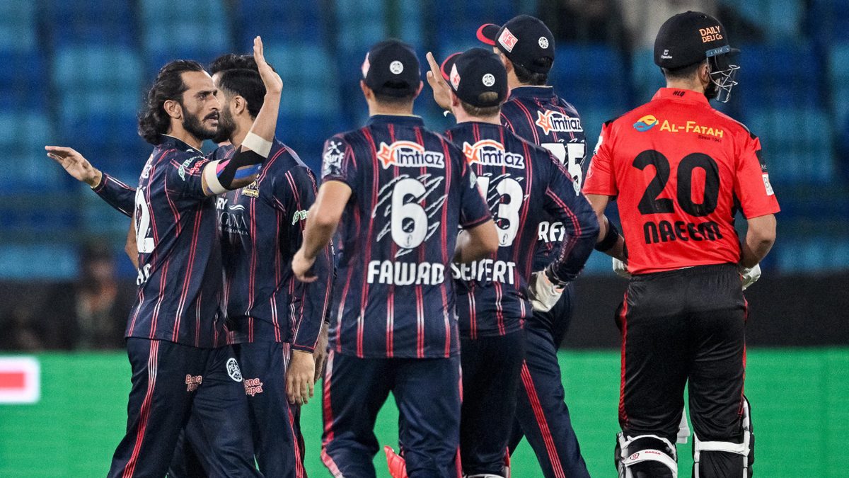 Karachi Kings' Hasan Ali (L) celebrates with teammates after taking the wicket of Lahore Qalandars' Mohammad Naeem (R) during the Pakistan Super League (PSL) Twenty20 cricket match between Karachi Kings and Lahore Qalandars at the National Stadium in Karachi on April 15, 2025