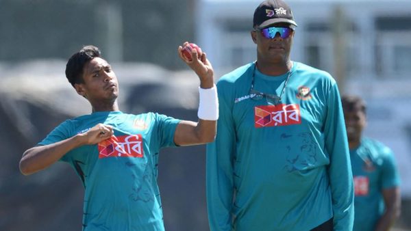 courtney-walsh-frustrated-mustafizur.Click to read full article.