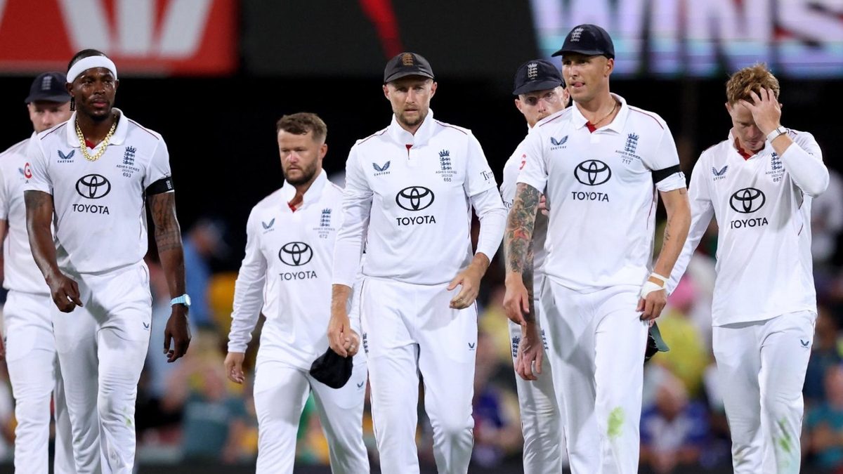 England players leave the field after losing the second Ashes Test in Brisbane