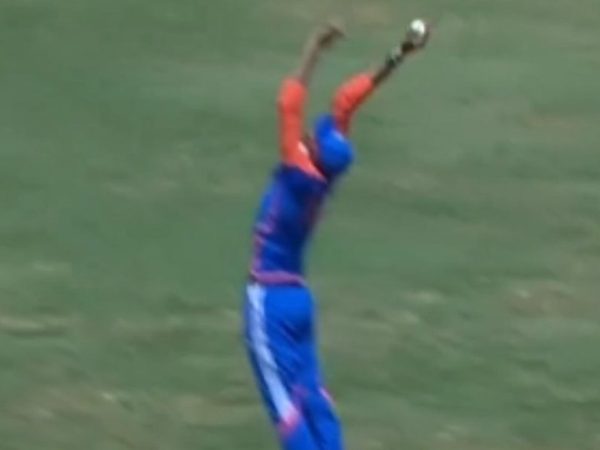 watch-axar-patel-takes-spectacular-one-handed-boundary-catch-to-dismiss-mitchell-marsh.Click to read full article.