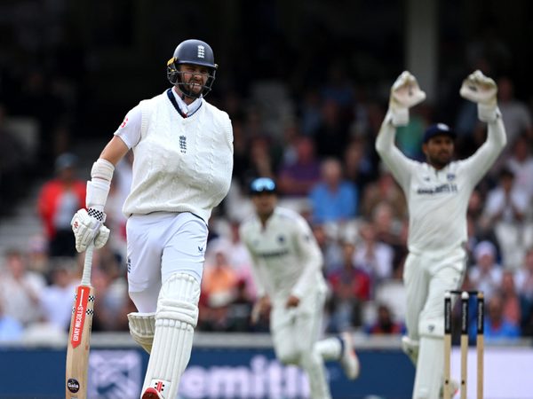 what-a-warrior-no11-chris-woakes-walks-out-to-bat-with-dislocated-shoulder-in-heartbreaking-finish.Click to read full article.