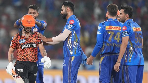 no-appeal-no-edge-india-wicketkeeper-walks-off-caught-behind-in-bizarre-circumstances.Click to read full article.