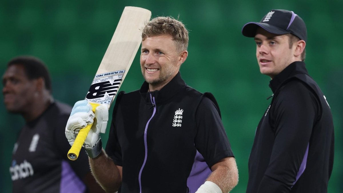 Jamie Smith and Joe Root train ahead of England's Champions Trophy opening game