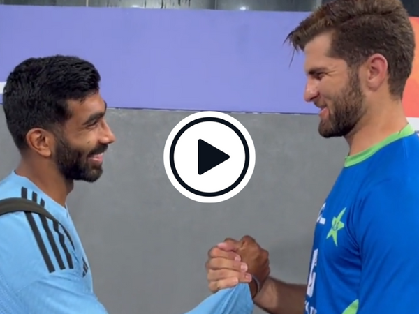 shaheen-afridi-hands-gift-jasprit-bumrah.Click to read full article.