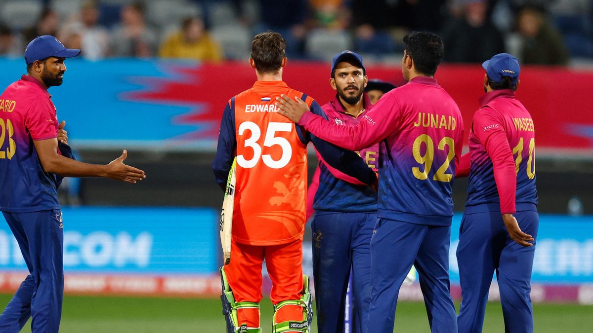 Scott Edwards of Netherlands shakes hands with CP Rizwan of United Arab Emirates during the ICC Men's T20 World Cup match between UAE and Netherlands at GMHBA Stadium on October 16, 2022 in Geelong, Australia