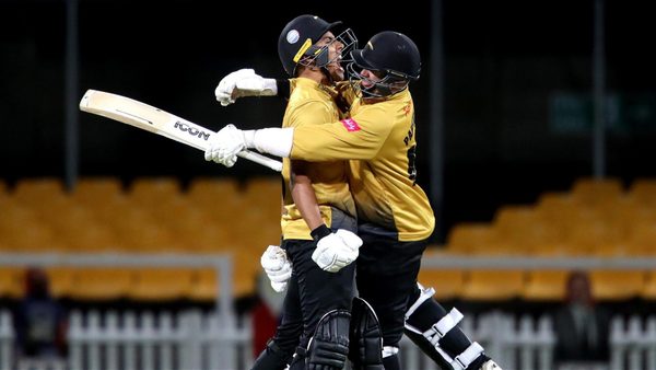 confusion-reigns-as-five-run-fake-fielding-penalty-helps-foxes-down-notts.Click to read full article.