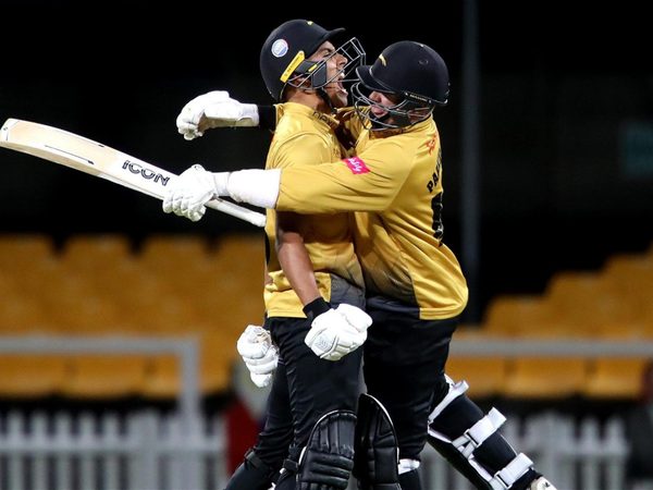 confusion-reigns-as-five-run-fake-fielding-penalty-helps-foxes-down-notts.Click to read full article.